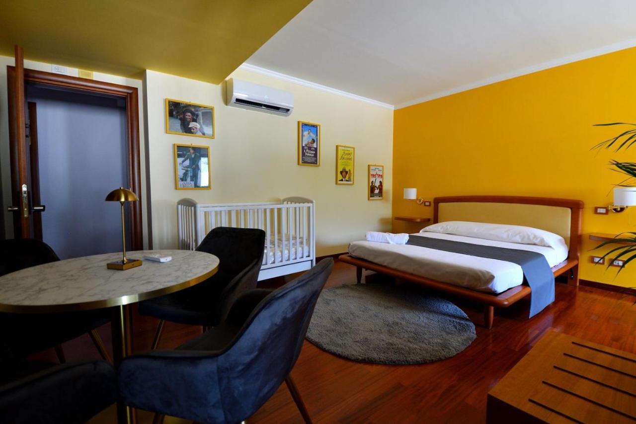 Bed and Breakfast Le Cinema Формия Экстерьер фото