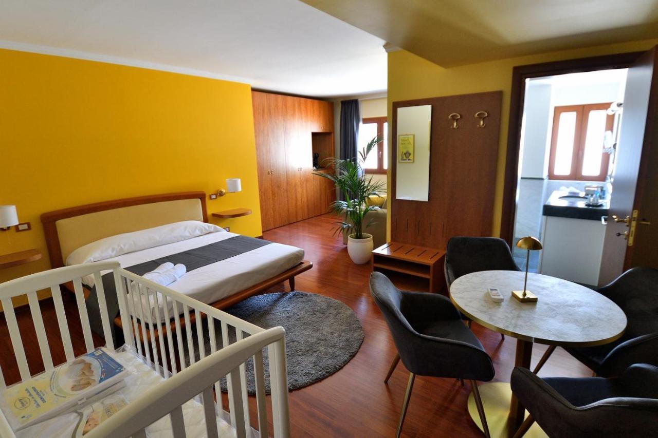 Bed and Breakfast Le Cinema Формия Экстерьер фото